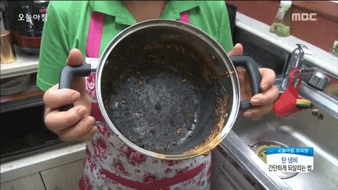 Không phải baking soda, với nguyên liệu &quot;vứt đi&quot; này - nồi cháy đen thế nào cũng sạch bong như mới - Ảnh 1.