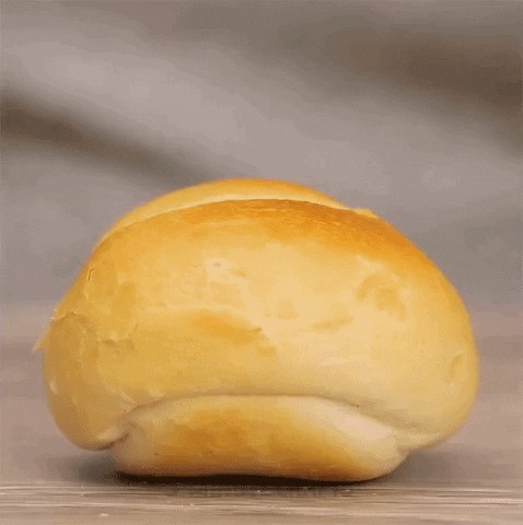 Chỉ với cách này, bánh mì khô cứng đến mấy cũng trở nên mềm ngon như mới ra lò - Ảnh 1.