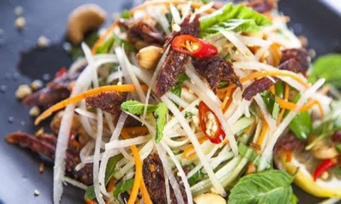 Bật mí cách làm nộm bò khô đu đủ ngon, chuẩn vị Hà Thành