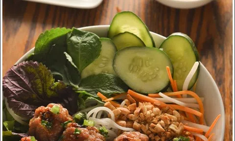 Thưởng thức bữa sáng với bún nem nướng “chuẩn không cần chỉnh”