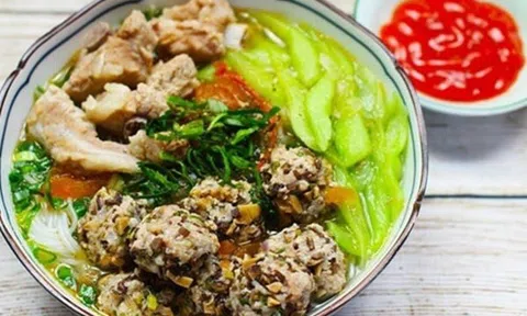 Cách nấu bún mọc dọc mùng thanh đạm cho bữa sáng