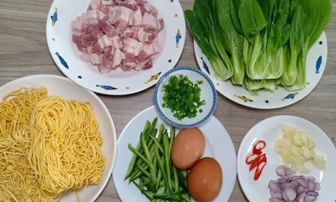 Tự làm mì thịt heo sốt cay nổi tiếng của ẩm thực Hàn Quốc