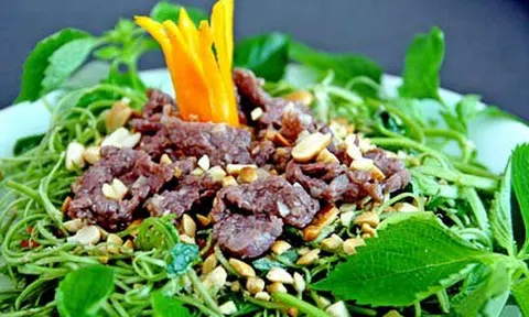 Cách làm món thịt bò nộm rau muống cực ngon cho bữa cơm đầu tuần