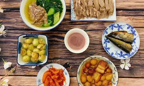 Mâm cơm nhà đơn giản cho ngày hè nóng nực