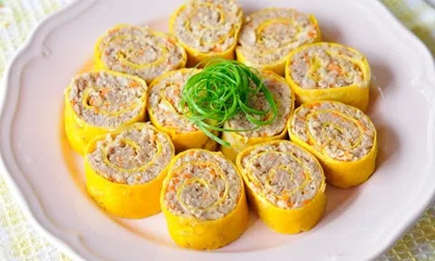Khéo tay làm trứng chiên cuộn thịt bằm vừa thơm ngon vừa đẹp mắt