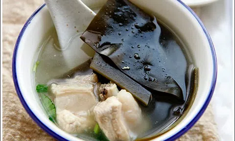 Bữa sáng ngon lành với canh sườn nấu tảo biển bổ dưỡng