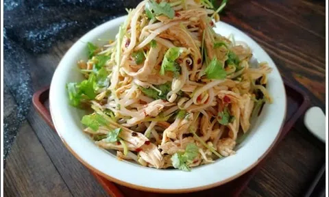 Làm món gà nộm giá đỗ xé phay "nhậu" cuối tuần