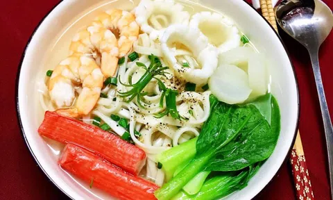 Trổ tài nấu mì hải sản ngon lạ miệng, ăn là nghiền