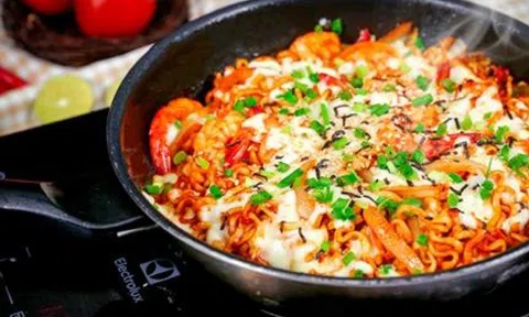 Mì gà cay phô mai - Bữa tối thơm ngậy dành cho người gầy