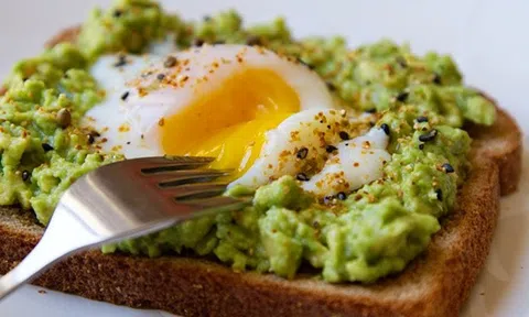 Sandwich bơ trứng ốp la cho bữa sáng giàu năng lượng