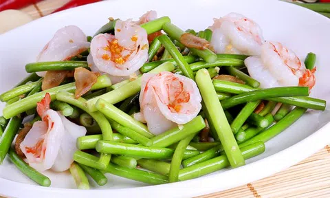 Đổi vị cho bữa trưa cuối tuần với ngồng tỏi xào hải sản