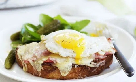 Bữa sáng nhanh gọn với món sandwich croque madame kiểu Pháp