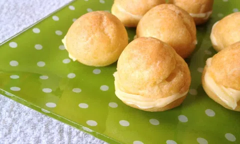 Mẹ khéo tay trổ tài làm bánh su nhân trứng sữa để bé ăn mãi không chán