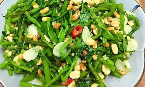 Làm nộm rau muống giòn ngon, rẻ tiền lại cực có lợi cho đường ruột