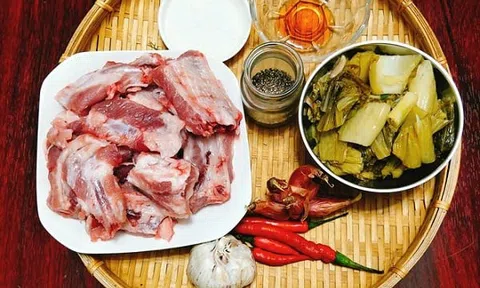 Mát trời, làm sườn kho dưa chua đậm đà hao cơm