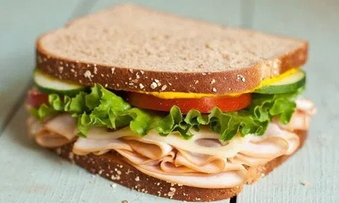 10 phút xong ngay bánh mì sandwich kẹp thịt nguội