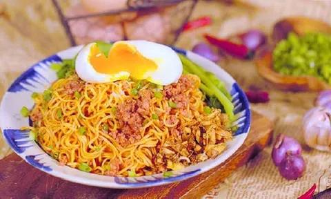 10 phút xong ngay mì trộn trứng lòng đào vừa ngon vừa tiết kiệm