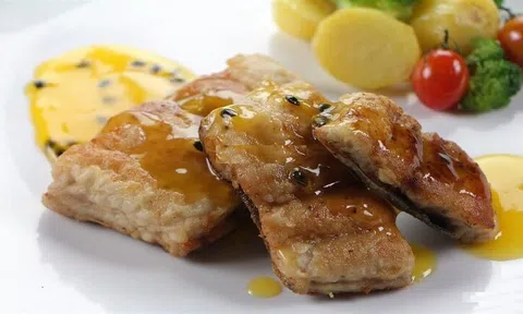 Cách làm cá basa áp chảo sốt chanh dây ngon hết ý