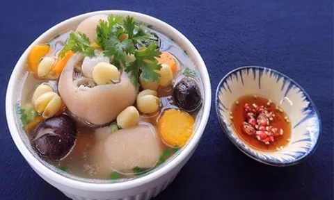3 bước đơn giản xong ngay món chân giò hầm hạt sen