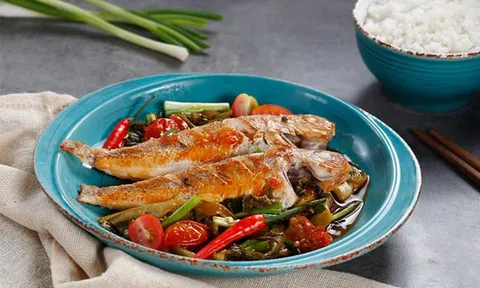 Cách chế biến cá đồng kho dưa cà lạ miệng, đưa cơm phải làm ngay cho bữa cơm tối