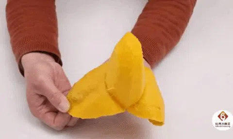 Không cần dao, chỉ với cây tăm bạn cũng "lột" được vỏ xoài nhanh như bóc chuối vậy