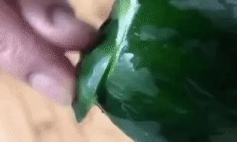 Chị em cắt dưa chuột xong sẽ chà chà thế này, biết lý do ai cũng sẽ làm theo