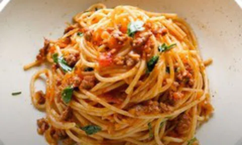 Làm mì spaghetti với nước sốt thịt bò mềm, tan trong miệng