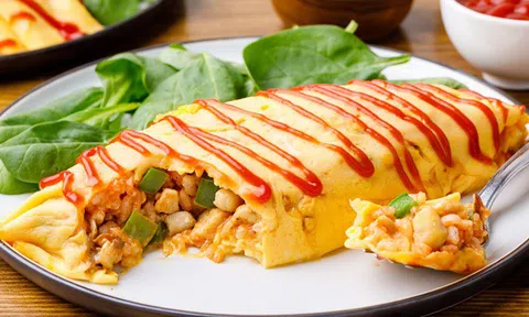 Cách làm cơm cuộn trứng omurice Nhật Bản đẹp mắt, đúng vị