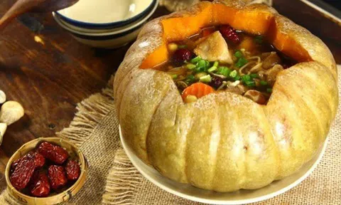 Cách nấu gà hầm bí đỏ ngọt thơm, bổ dưỡng khởi động tuần mới