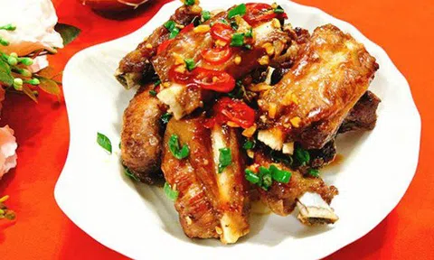 Muốn làm sườn cháy tỏi ngon bất bại phải pha nước sốt theo công thức này