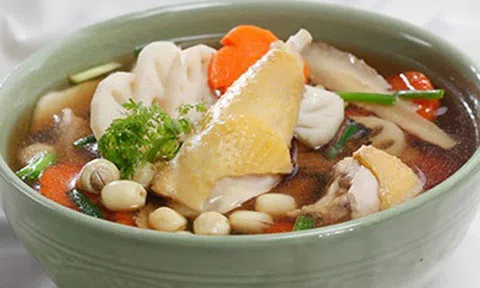 Bí quyết nấu canh gà hạt sen bổ dưỡng cho cả gia đình