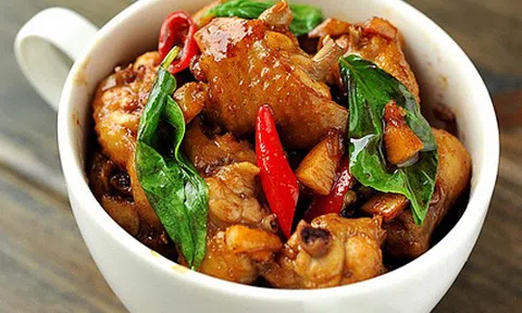 Lạ miệng với thịt gà xào húng quế đậm đà khó quên