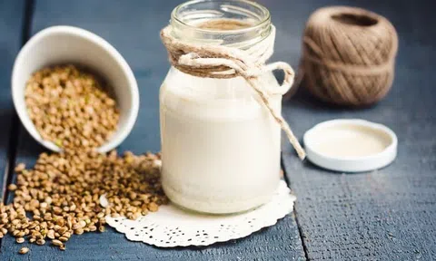 Mẹ khéo tay trổ tài làm sữa gai dầu, vừa ngon, vừa bổ cho con thưởng thức năm mới