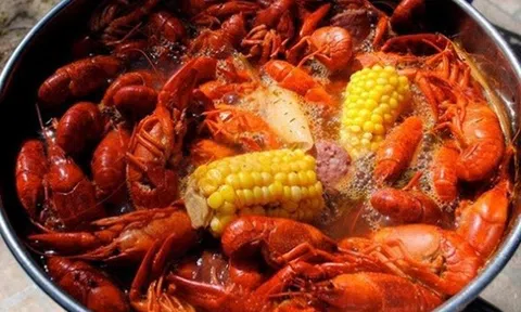 Mẹo nấu tôm hùm đất sốt cajun thơm ngon như nhà hàng