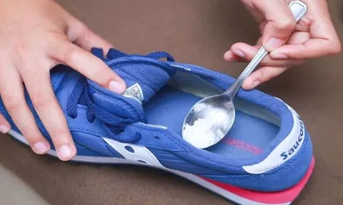 Mẹo khử mùi hôi cùa giày thể thao bằng baking soda