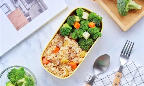 Bật mí cách làm cơm sườn cực nhanh gọn cho dân văn phòng