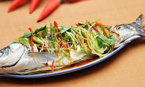 Ở nhà mùa dịch, hãy làm ngay món cá hấp bia thơm ngon hơn nhà hàng