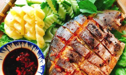 Bữa tối đưa cơm với món cá nướng muối ớt thơm ngon đơn giản tại nhà