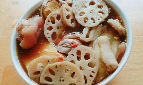 Cách làm món canh chân giò hầm củ sen thơm ngon bổ dưỡng ngày nắng