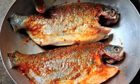 Bữa tối đưa cơm với món cá nướng muối ớt thơm ngon đơn giản tại nhà