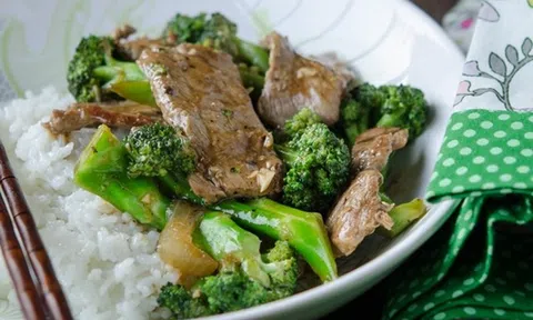 Thịt bò xào súp lơ ngọt mềm, ngon cơm