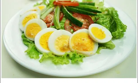 Salad rau củ trộn trứng thanh đạm, giúp bạn giữ dáng như siêu mẫu