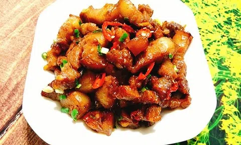 Bữa cơm sum vầy cuối tuần với món thịt rang cháy cạnh mặn mà béo ngậy