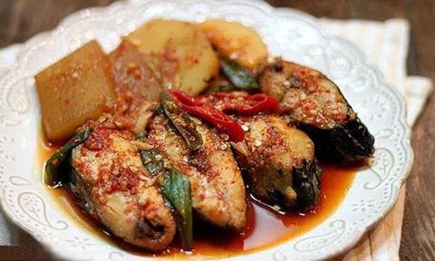 Cá kho củ cải mềm ngon cho cơm tối đậm đà