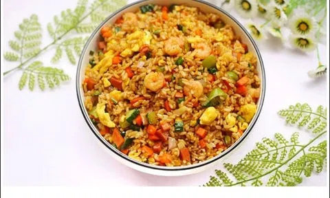 Cơm chiên thập cẩm ăn ngon khó cưỡng ngày mát trời