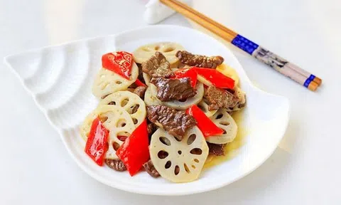 Bữa tối đơn giản với món thịt bò xào củ sen giòn bùi thơm ngon