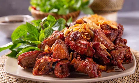 Cách làm món ngan cháy tỏi dễ ăn, ai cũng thích mê