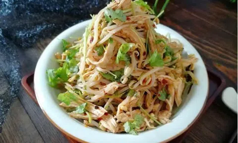 Làm món gà nộm giá đỗ xé phay "nhậu" cuối tuần