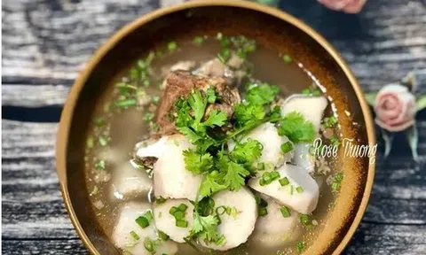 Cách nấu canh xương khoai sọ ngon ngọt