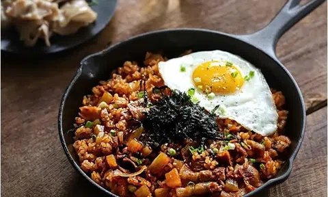 Cách đơn giản làm cơm chiên trứ danh kiểu Hàn Quốc